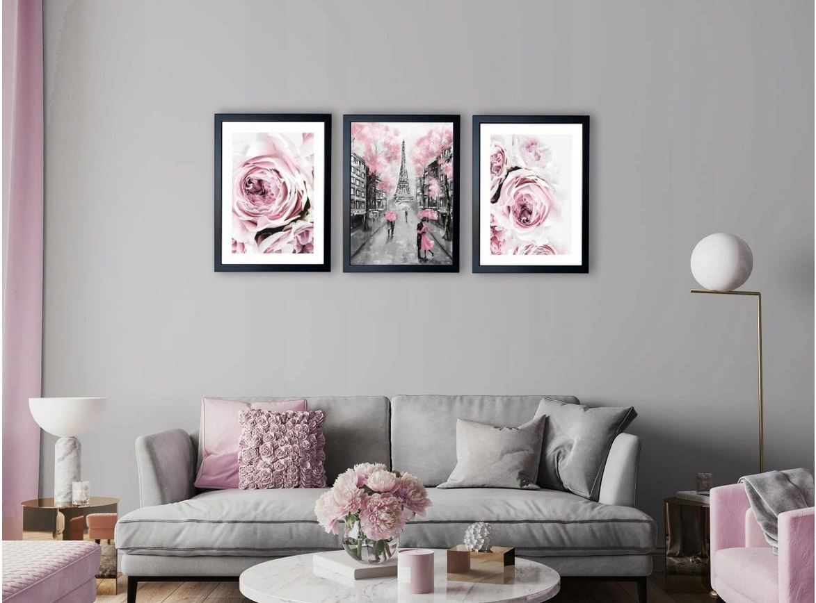 różowe peonie,paryż nad kanapą
